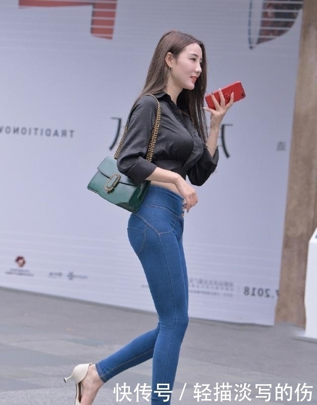 小姐姐|路人街拍,小姐姐长发垂肩,非常性感妩媚,个性又不失优雅
