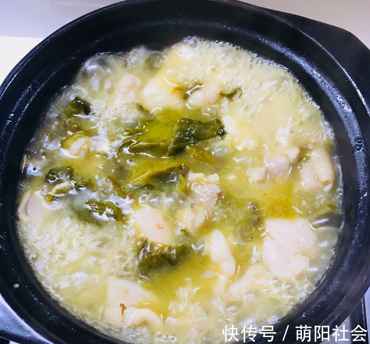 今日家常菜，大叔教你砂锅酸菜鸡，酸香开胃，微辣微麻，家人爱吃