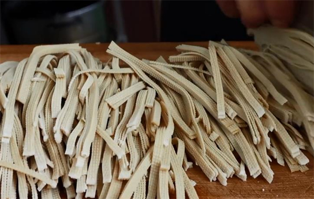 凉拌豆腐皮,很多人不会调料汁,教你一招,味道和饭店一样好吃