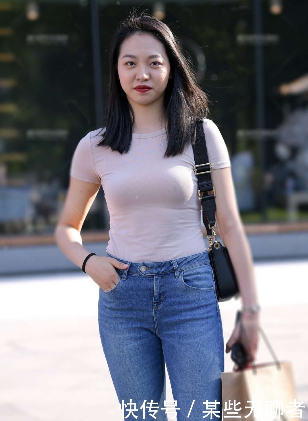 粉色|如何轻松玩转逛街穿搭?粉色紧身T恤+阔腿牛仔裤,高级感说来就来