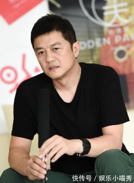 李亚鹏办公室内景曝光！桌上放很多手写笔记本，豪华茶几可以养鱼