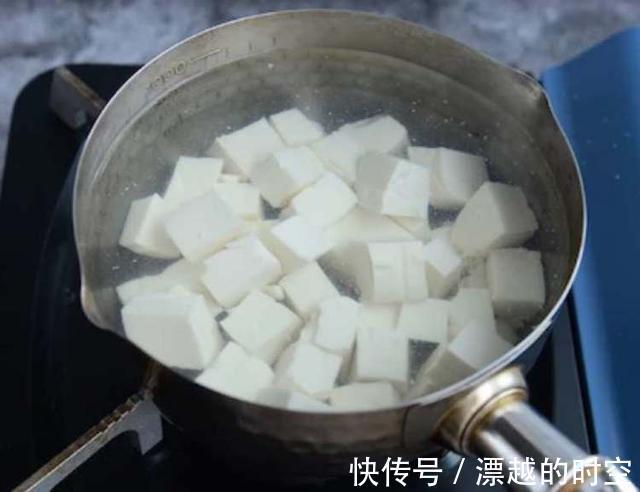 虾仁菌菇豆腐这三样食材在一起，打造一锅鲜香味美的海鲜汤