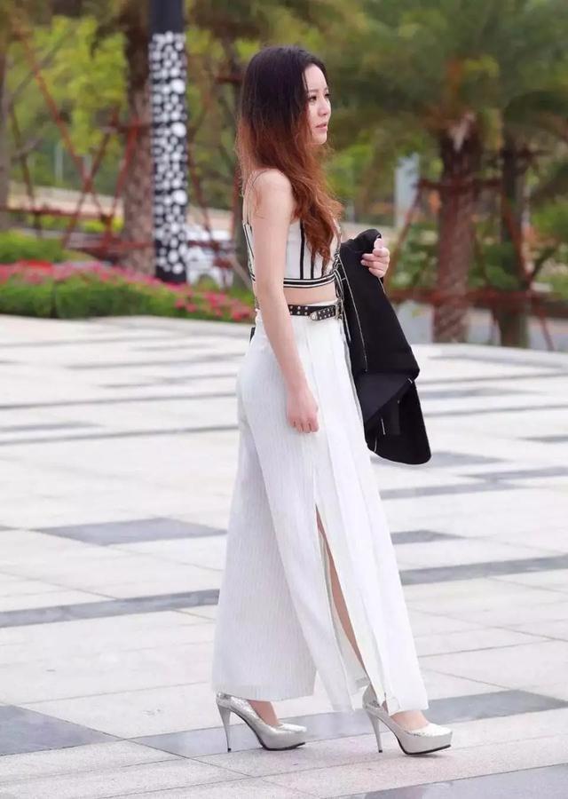 街拍:稍微宽松的衬衫,搭配的是高腰的半身裙,小姐姐超级显气质的哦