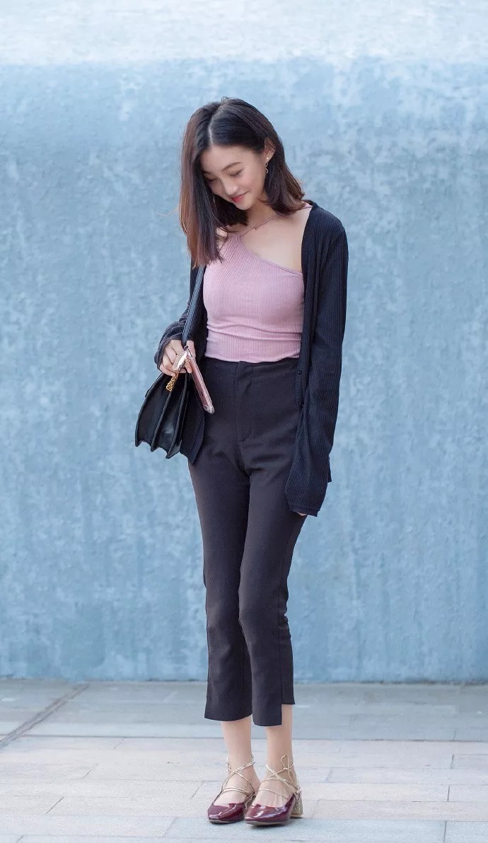 街拍时尚:女性搭配高跟鞋,显高又增加自信