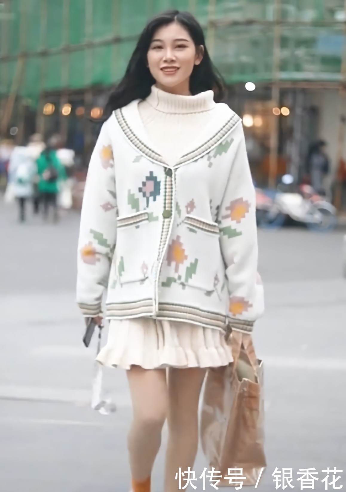 穿搭|还在嫌弃小白鞋烂大街,小姐姐搭配“果汁袜”,穿出初恋的感觉!