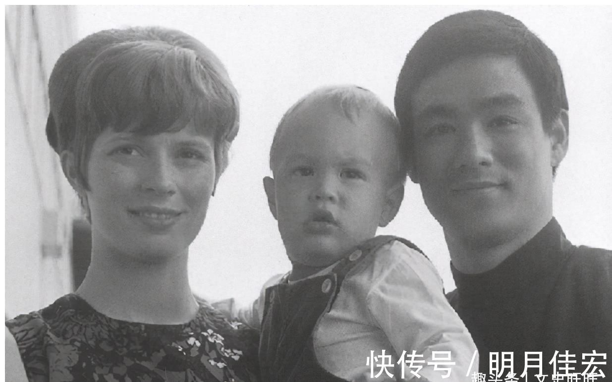 死亡游戏|1973年李小龙去世当晚,记者潜入殡仪馆,发现他脸上有个泡