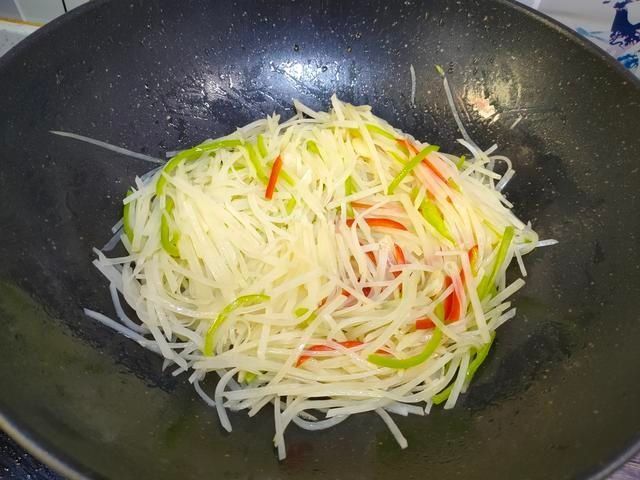 什么时候|炒土豆丝，什么时候放醋是关键，这一步做对，怎么炒都脆爽好吃