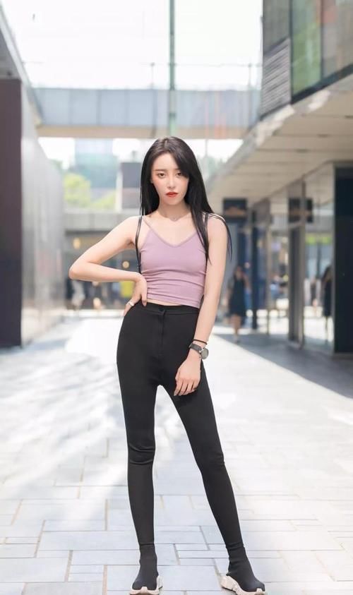 街拍邻家1号小姐姐,休闲装扮凸显气质,迷人