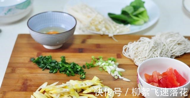 一碗好吃的番茄鲜笋汤面，做法是如此的简单，口味却鲜美！