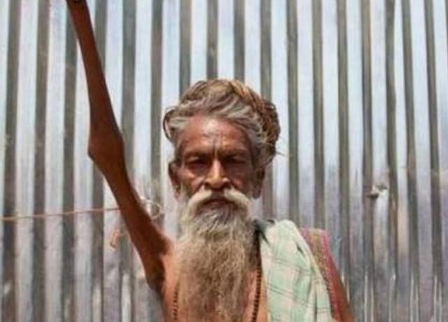  妻儿|抛弃妻儿的印度苦行僧，高举右臂47年不放，如今成佛了吗？