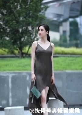 牛仔裤|修身背心搭配牛仔裤,时尚又奢华,彰显女人的独特魅力