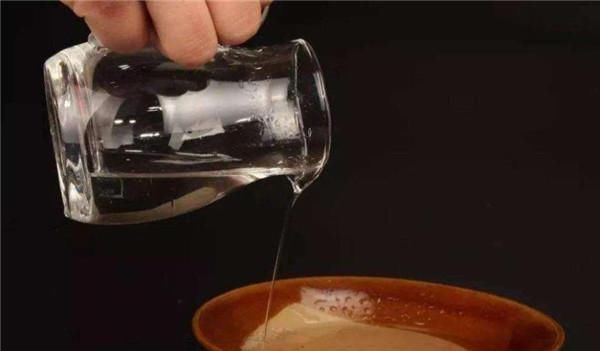 扔掉|白酒颜色变黄是怎么回事别傻傻把酒扔掉,你扔掉的是宝贝