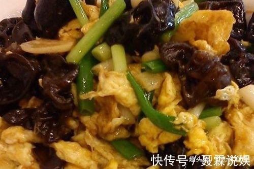焦黄|特别简单的家常菜，葱花香木耳脆，鸡蛋焦黄又美味，给肉都不换