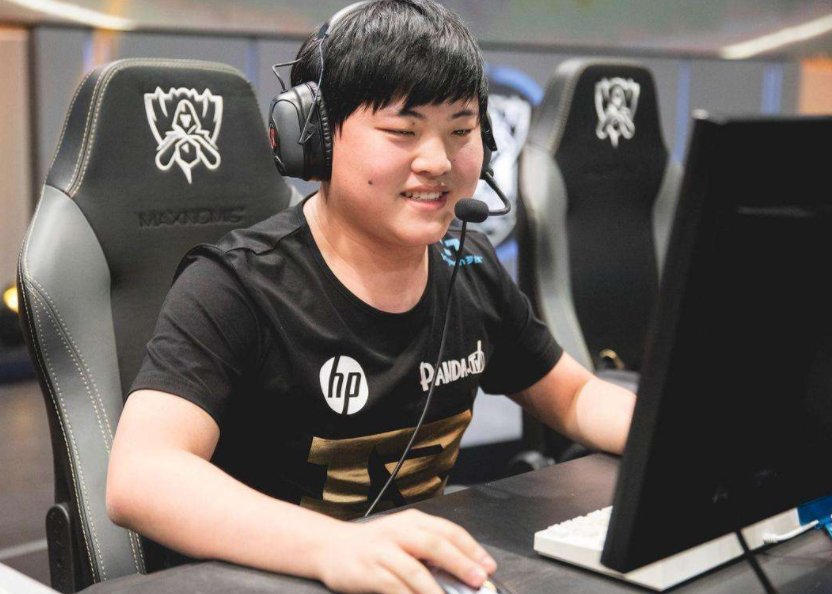 Uzi和Rookie|Uzi和肉鸡双排，王校长空降刷礼物，他曾试图挖乌兹去IG