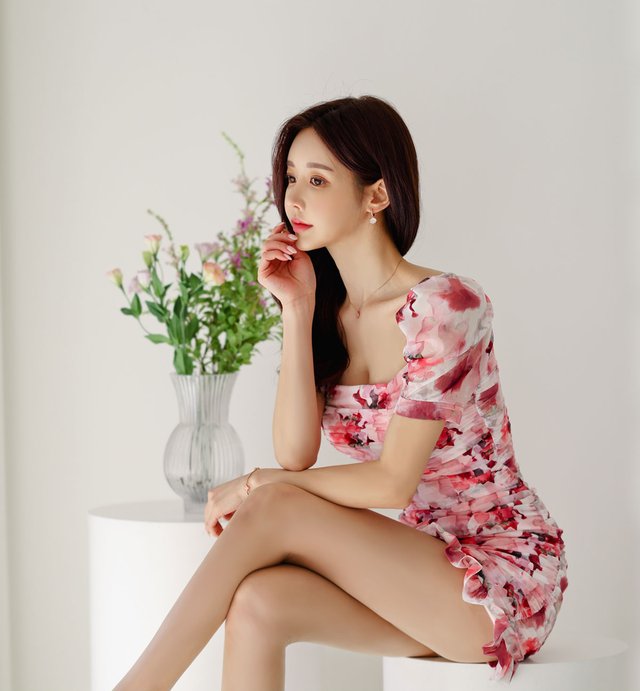 丹彩春樱|韩国女神孙允珠时尚搭配欣赏:丹彩春樱碎花初恋旋叶鱼尾裙