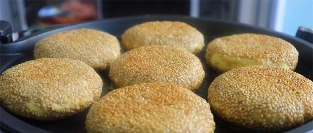 油炸糕|糯米粉这样做才好吃,外酥里软不粘牙,比油炸糕还简单