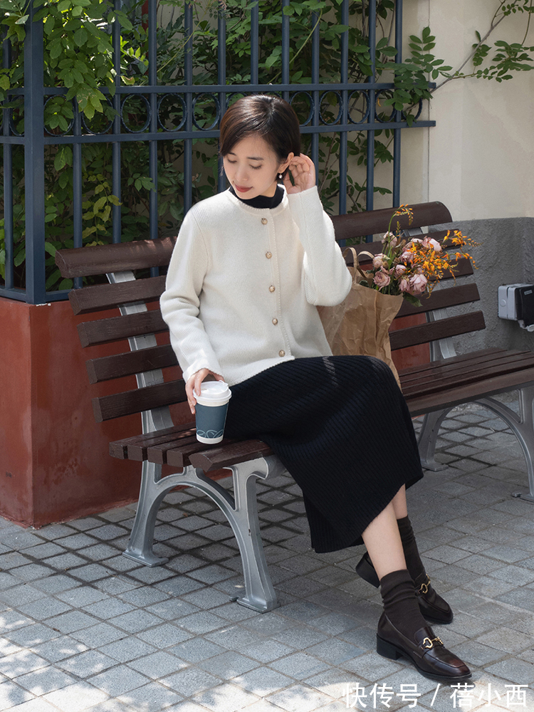 早冬|早冬如何穿才优雅?搭配组合“针织开衫+半身裙”,内搭外穿都美