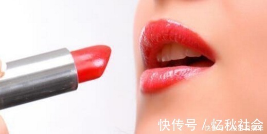 嘴唇 一打开口红盖就傻傻往嘴上涂九成女孩都做错了,难怪粘杯又掉色