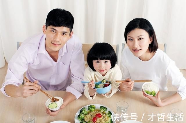 发育|娃肠胃不好的5种异常表现,影响发育还耽误长个,你家娃中几个