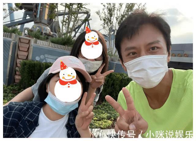 |又暖又搞笑网友环球影城偶遇邓超,因崴脚坐轮椅获超哥主动合影