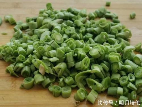 这菜是天然“祛湿高手”，常吃扫除体内宿便、湿气，小腰更瘦了