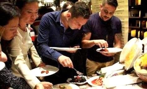 中国的美食|扬言1年内吃遍中国的老外,如今变成了这样,网友看后笑出鼻涕泡