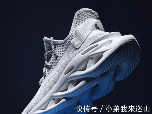 trap 外国游客在中国疯抢“国产跑鞋”,遭国人吐槽,外国人带回国长脸!