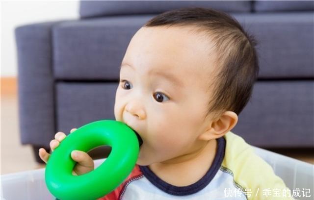 贴纸|宝宝嘴里有个洞？原来是“贴纸”惹的祸，五种物品婴幼儿要远离