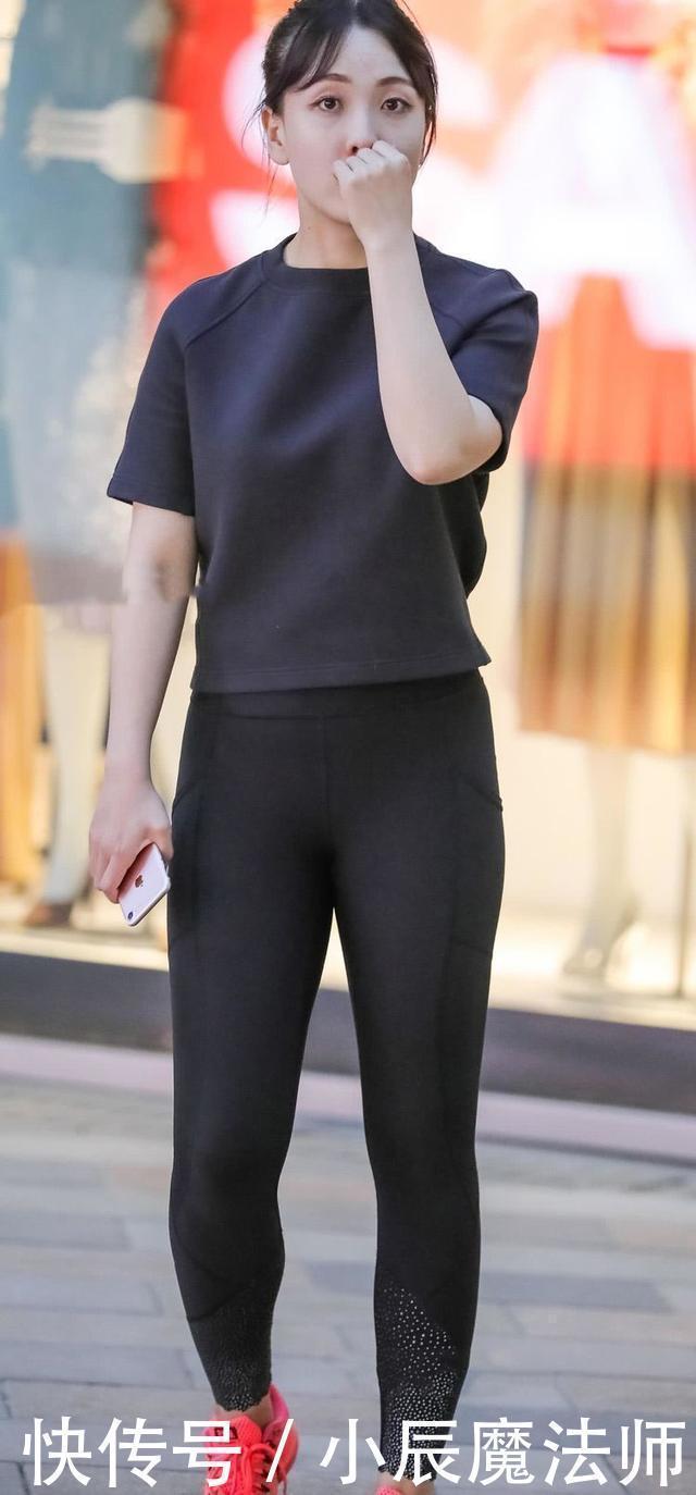 美女穿搭简洁的设计看上去非常修身,打底裤大方又不失美感优雅