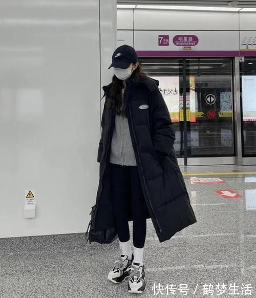 打底衫 最近流行起一种新穿搭,叫“长款羽绒服+鲨鱼裤”,保暖又显瘦