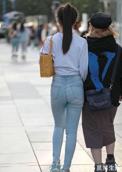 版型|白色短袖和牛仔裤的简单穿搭,极简风的潮流时尚气质