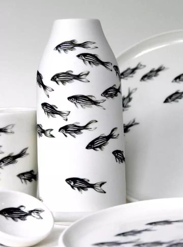 陶罐|印度女孩在白陶罐上画出逼真游鱼,网友评论似在水中游