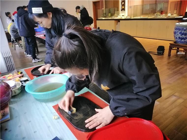  实训|徽州漆器髹饰技艺——犀皮漆技法实训在徽博举行