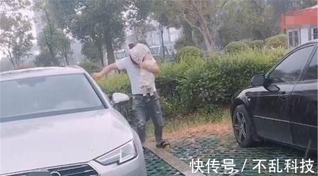 女儿|奶爸带娃遇大雨,挡雨的方式笑翻众人这爸爸实在是太不靠谱了