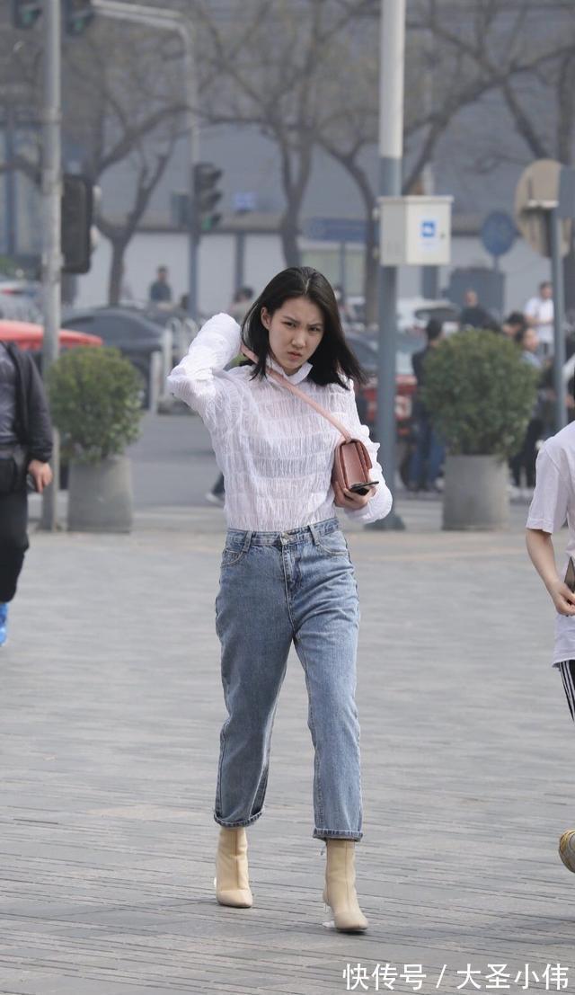 清纯|美女街拍:苗条女孩怎么穿更惊艳?蕾丝长袖+牛仔裤,清纯又可爱