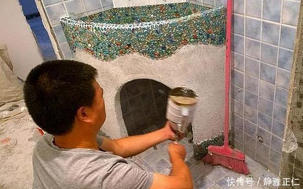 水管|卫生间小不好买手盆师傅在转角砌个洗手台,发业主群里都炸锅了