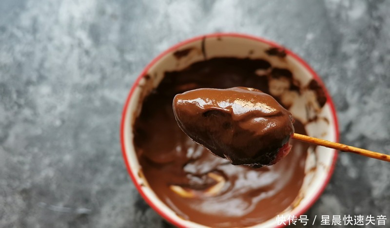 草莓别直接吃了,裹上一层巧克力脆皮,咬一口香甜流汁超过瘾!