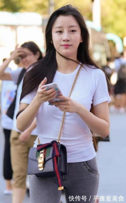 紧身牛仔裤|恬静美,白色T搭配灰色牛仔裤,尽显邻家妹妹风,穿出灵动活力