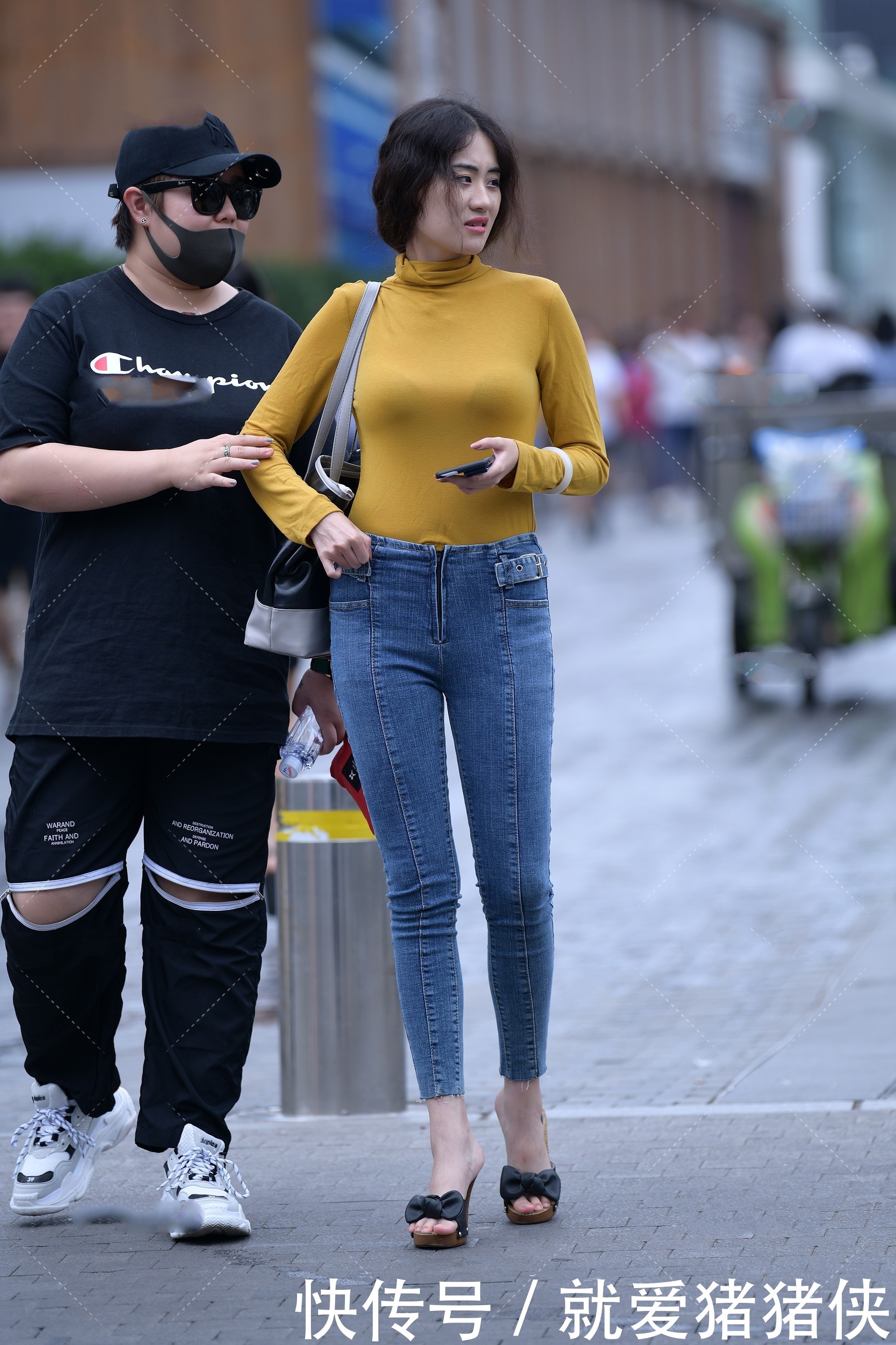 打底|高领打底衫,搭配蓝色裤子,简单的衣服搭配起来也很好看