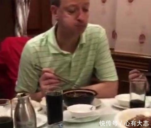 请外国人吃中国菜 上齐后瞬间只剩两盘子