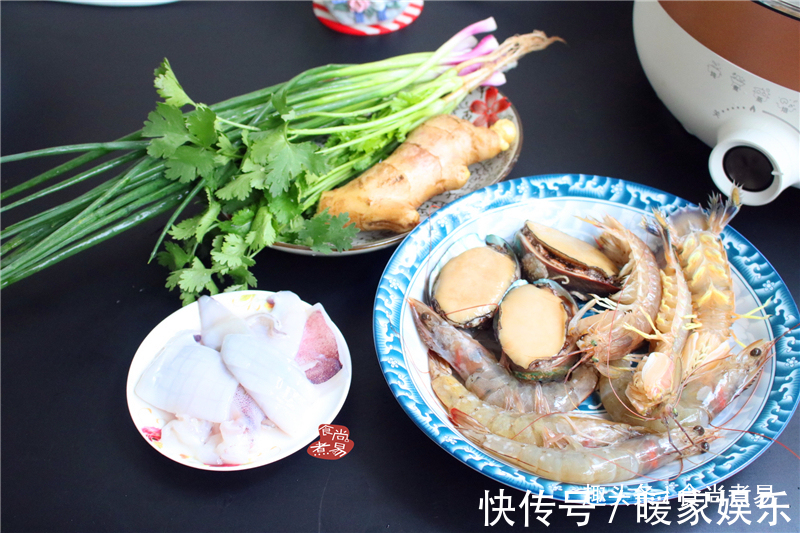 小家庭此法烹调海鲜,食材丰富一锅出,简单快捷,蒸一蒸不热气