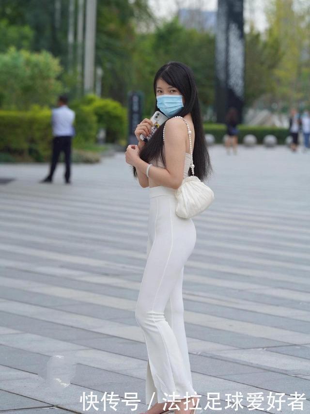 姐姐气场好霸气，简单的白裤子当休闲装来穿，瞬间变成女总裁