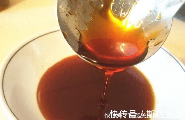 炒糖色时，第一步不要直接放冰糖！多加一步，糖色更红亮不发苦