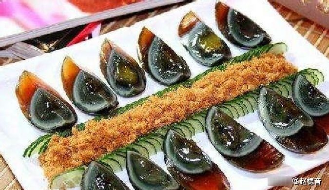 皮蛋总是切不好？酒店大厨教你3招，不碎不粘刀，好吃又好看！