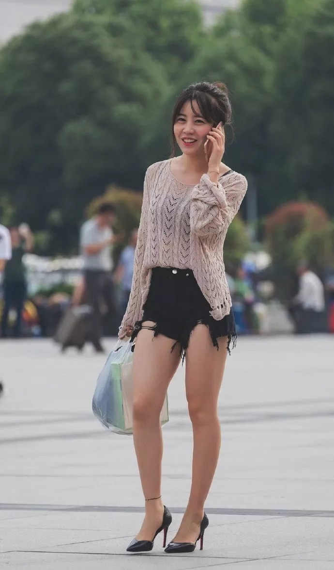 时尚的女性搭配高跟鞋, 气场十足更有气质