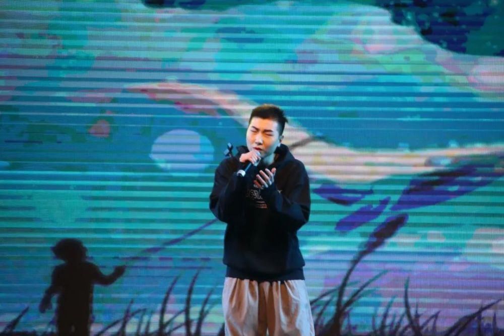 冬天的第二场雪和今晚的校园歌手大赛更配噢～