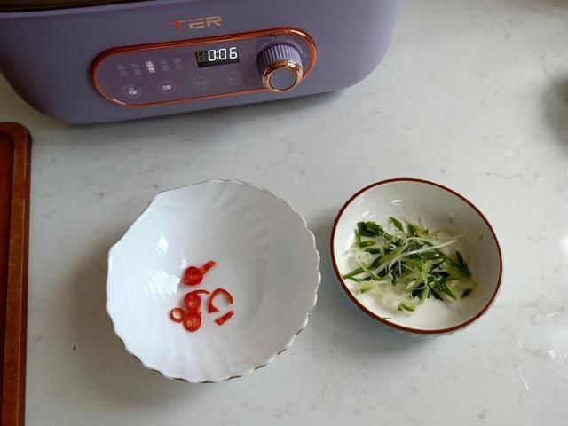 小米辣|这种鱼既珍贵又奇怪，不刮鳞只剥皮，简单一蒸，色香味俱全