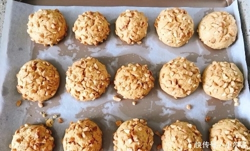 上桌|一把花生,一碗面粉,做家人爱吃的小零食,酥脆香甜,上桌吃光