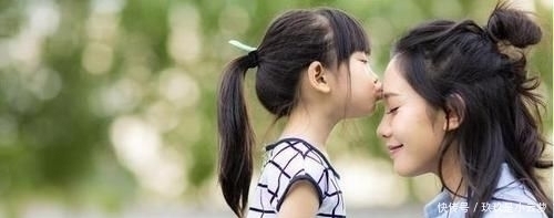 小李|萌娃看妈妈衣服“破”了,伸出小手帮忙遮挡,网友:是个小暖男