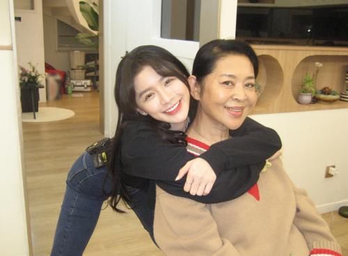 《怦然再心動》蔡卓宜曬合照，看清她的姿勢后，小女生心思很明顯